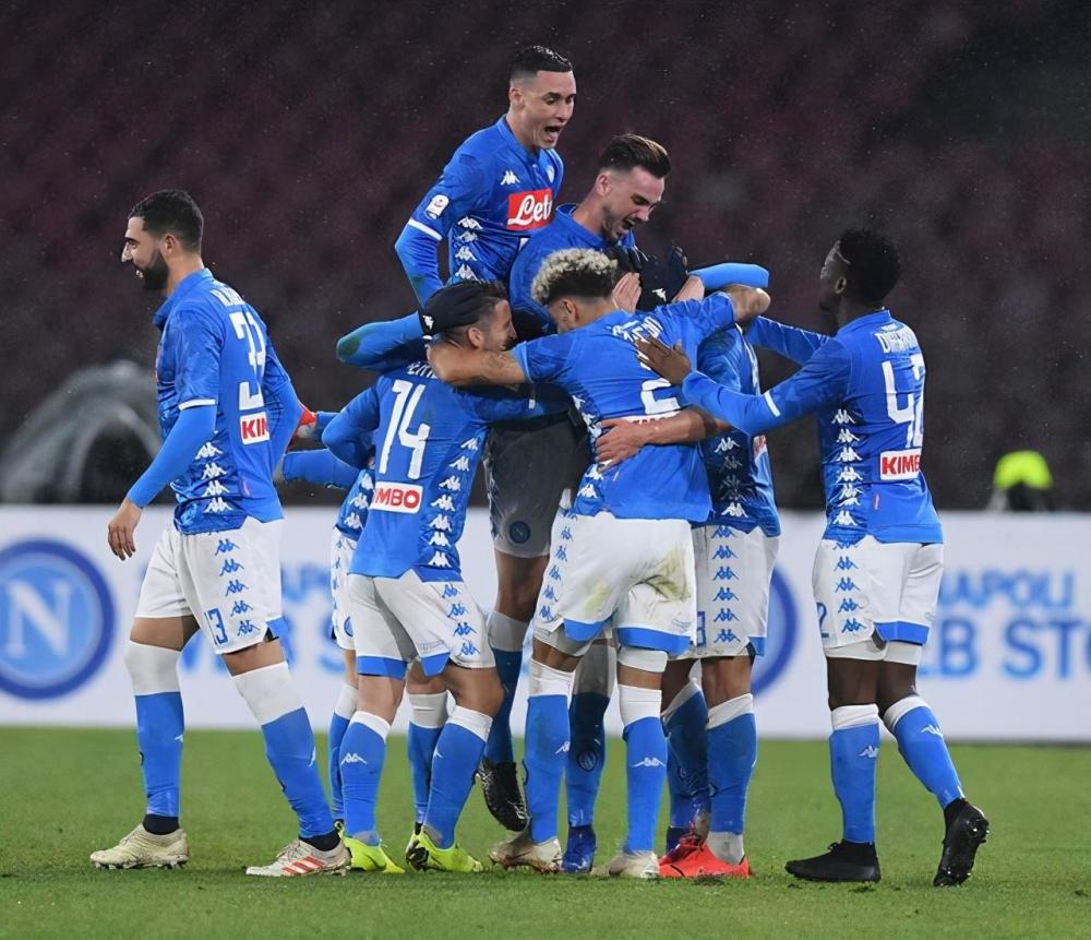 爱游戏-费耶诺德迎法甲关键赛，清晨完成体检，赛场秩序良好，阵容厚度经受考验