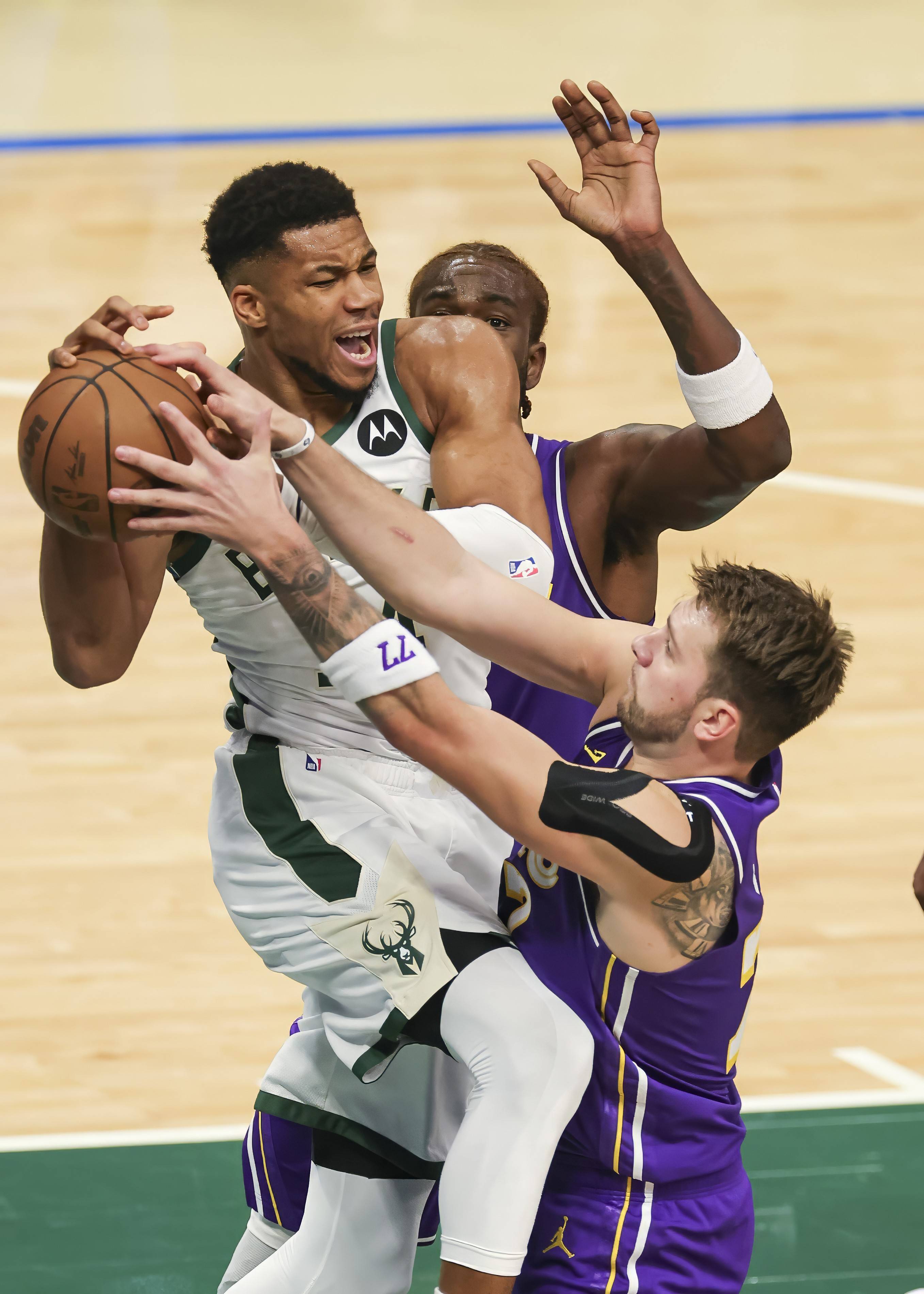 爱游戏平台-NBA常规赛赛程吃紧；密尔沃基雄鹿今晚战术微调；话题不断；更衣室氛围转暖的简单介绍